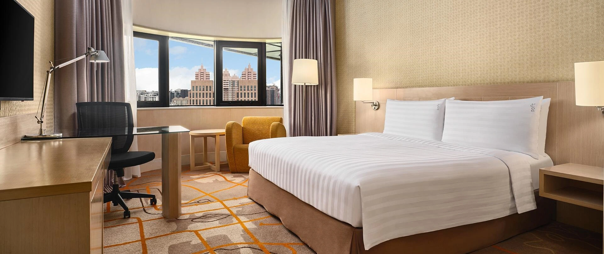 1 King Junior Suite with Lounge Access