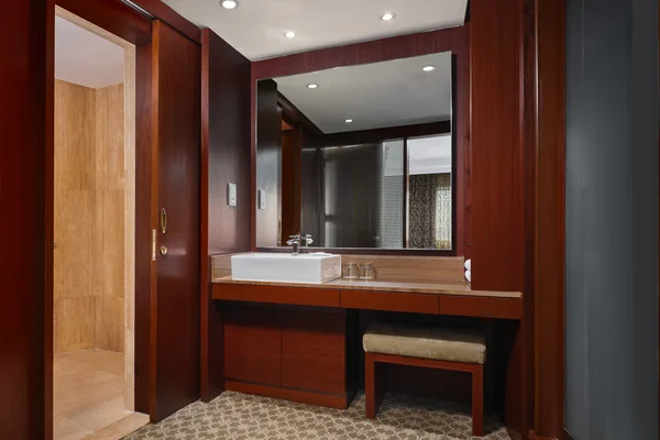 1 King 1 Bedroom Suite Bathroom - High Floor with Lounge Access