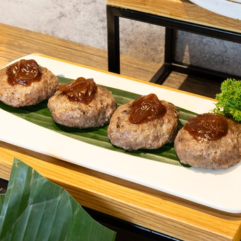 Grilled Wagyu Beef Sliders with Smoked Onion Sauce