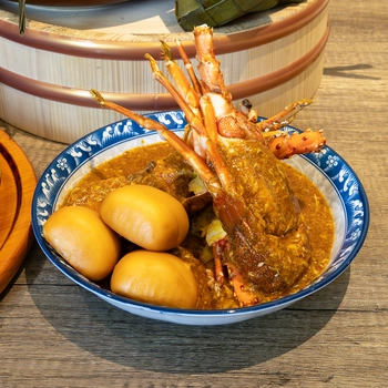 Singapore Chili Lobster with Mantou